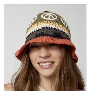 🔥NWOT Urban Outfitters Crochet Bucket Hat
